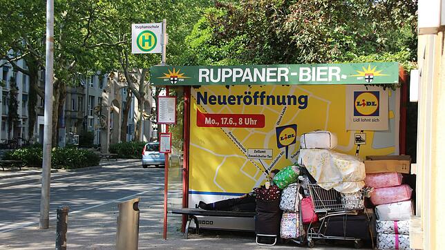 An dieser Bushaltestelle an der Laube lebt eine Frau seit einigen Wochen. Sie möchte auf dem Bild nicht erkannt werden.