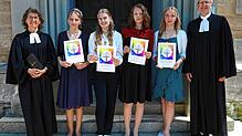 Die Pfarrer Martina und Rainer Stockburger rahmen die Konfirmandinnen Alina Alt, Franzi Kneschke, Marit Streibel und Katharina Sturm ...