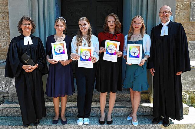 Die Pfarrer Martina und Rainer Stockburger rahmen die Konfirmandinnen Alina Alt, Franzi Kneschke, Marit Streibel und Katharina Sturm ...