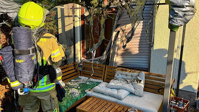 Ein aufmerksamer Anwohner hatte bereits mit Löschmaßnahmen begonnen, bis die Konstanzer Feuerwehr eintraf und dem Kleinbrand endgültig ...