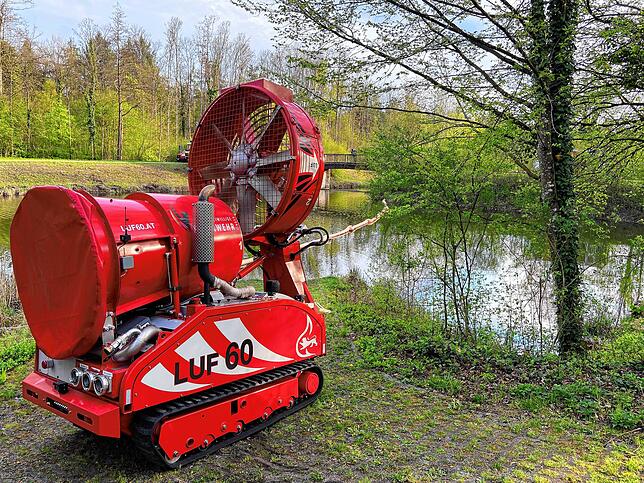 Mit dem Löschroboter LUF versuchte die Feuerwehr das Öl an den Uferrand zu treiben.