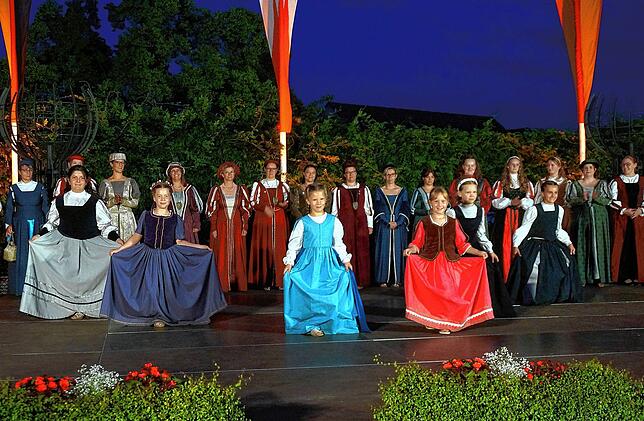 Anmutig und stilvoll: Die kleinen und großen Tänzerinnen der historischen Trachtengruppe zeigen beim Heimatabend im Schlossgarten in ...