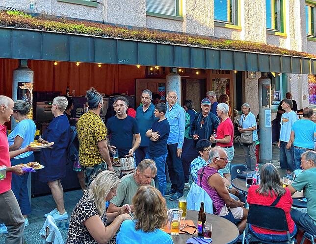 Ob beim Essen, dem Warten in der Schlange vor der Theke und konzentrierten Lauschen der Musik oder beim ausgelassenen Tanz in ...