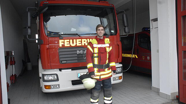 Maurice Grunert ist seit er 13 war bei der Feuerwehr. Jetzt vermittelt er sein Wissen dem Nachwuchs. Bild: Leony Stabla