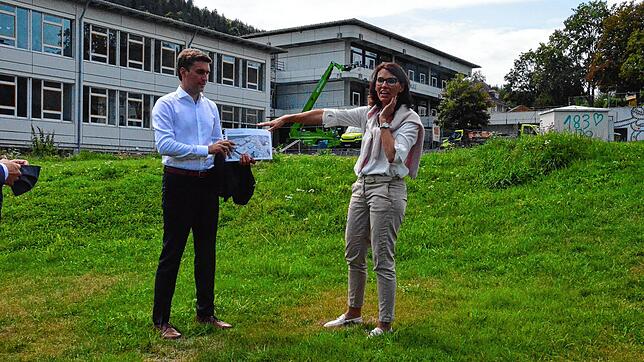 Die Bundestagsabgeordnete Rita Schwarzelühr-Sutter lässt sich von Bürgermeister Adrian Probst das Millionenprojekt &bdquo;Sport- und ...