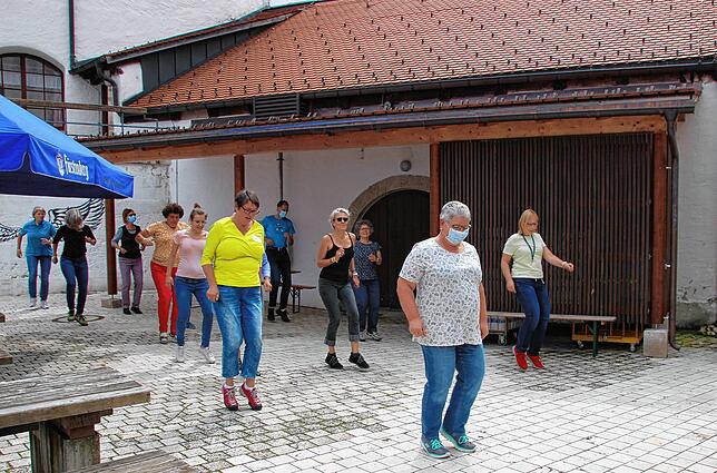 Der Wildensteiner Singkreis erfüllt die Burg mit froher Lebendigkeit. Beim spontanen &bdquo;Jerusalema&ldquo;-Tanz im Innenhof können ...