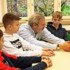 Carlos Goeschel arbeitet zusammen mit Schülern der Wiestorschule an Ideen und Vorschlägen für ein besseres Miteinander, zwischen ...