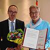 Eine Urkunde und der Ehrenring: Peter Müller-Neff (rechts) wusste erst gar nicht, ob er nach 44 Jahren im Gemeinderat eine große ...