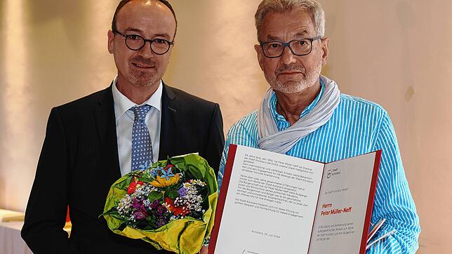 Eine Urkunde und der Ehrenring: Peter Müller-Neff (rechts) wusste erst gar nicht, ob er nach 44 Jahren im Gemeinderat eine große ...