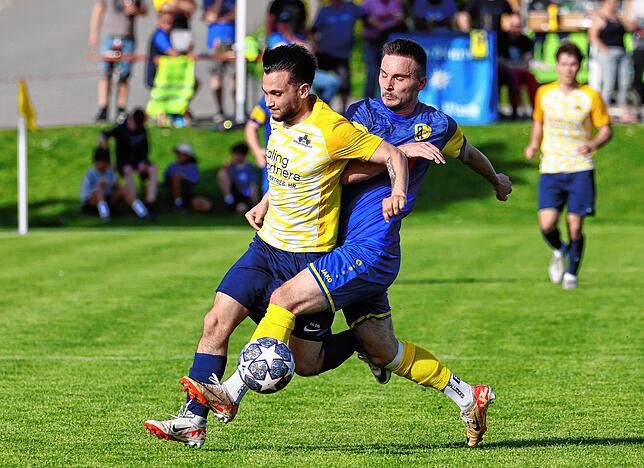 Jannik Karg (rechts) im Duell mit Vincenzo Galli, der zu diesem Zeitpunkt bei der SG Dettingen-Dingelsdorf spielte.