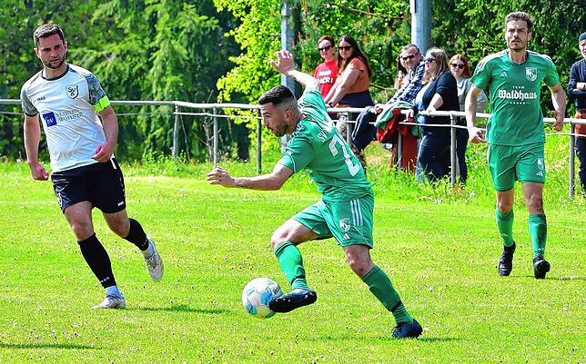 Ballgefühl: Fabian Dieterle (Mitte) ist beim Bezirksliga-Neuling SV Waldhaus vielseitig einsetzbar.