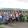 Zum Ende der Wanderung kommt die Sonne wieder heraus und die Regenjacken können für das Gruppenbild &ndash; mal wieder &ndash; ...