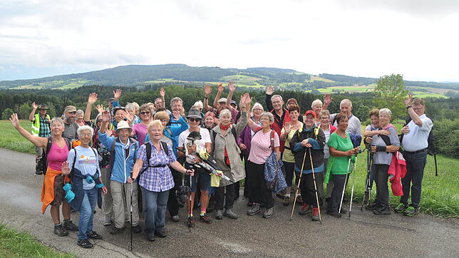 Zum Ende der Wanderung kommt die Sonne wieder heraus und die Regenjacken können für das Gruppenbild &ndash; mal wieder &ndash; ...