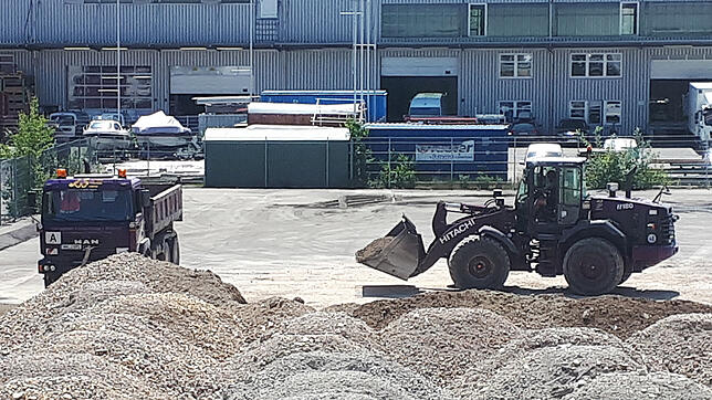 Bild 2: &bdquo;Eine unnötige Belastung&ldquo;: Anwohner der Bücklestraße klagt über Bauschutt-Zwischenlager vor der Haustür
