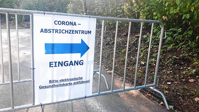 Hinweisschild vor dem Corona-Abstrichzentrum. Bild: Norbert Trippl