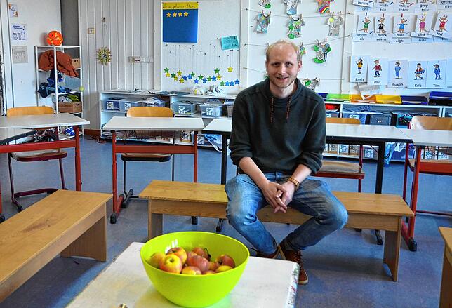 Grundschullehrer Jannik Maier unterrichtet seine Schüler lieber in der Schule als auf der digitalen Lernplattform.