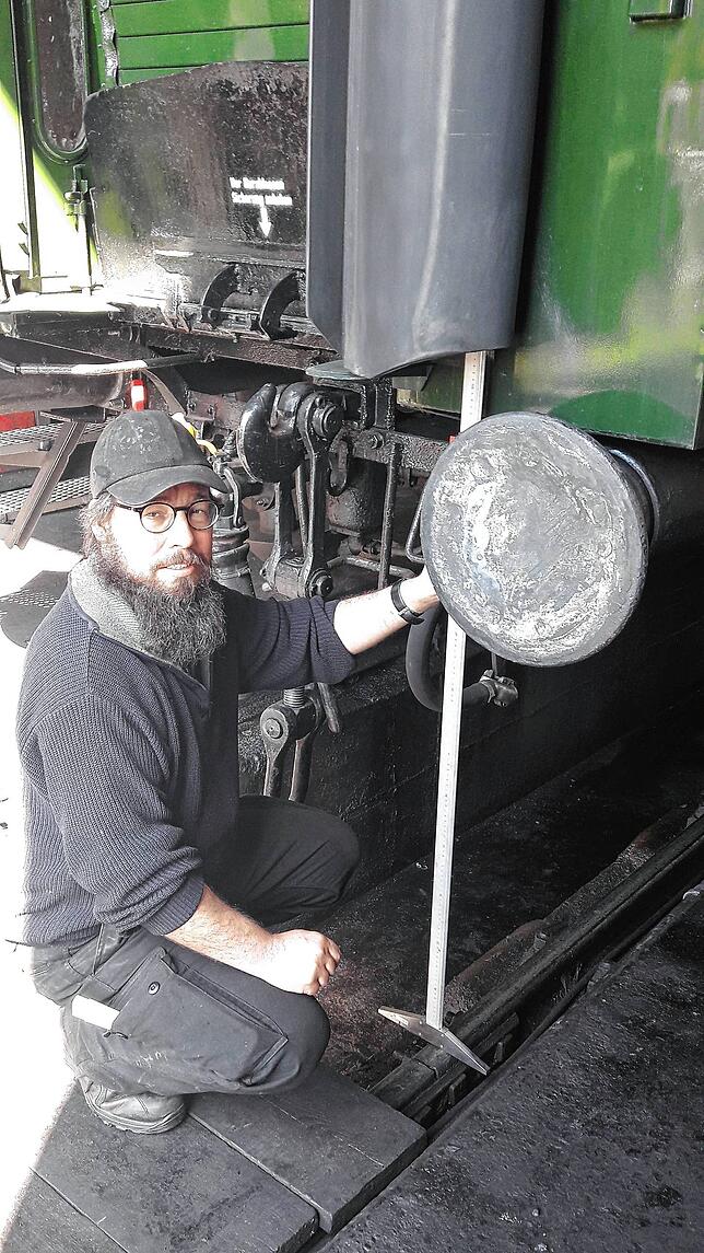 Im Lokschuppen Fützen vermisst Juri Hucklenbroich von den Bahnbetrieben Blumberg den Wagen. Hier misst er gerade die Höhe der Puffer.
