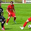 FC 08 Villingens Neuzugang Erich Sautner (links), der hier trotz zweifacher Bedrängnis einen sicheren Pass spielt, überzeugte gegen den ...
