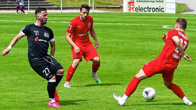 FC 08 Villingens Neuzugang Erich Sautner (links), der hier trotz zweifacher Bedrängnis einen sicheren Pass spielt, überzeugte gegen den ...