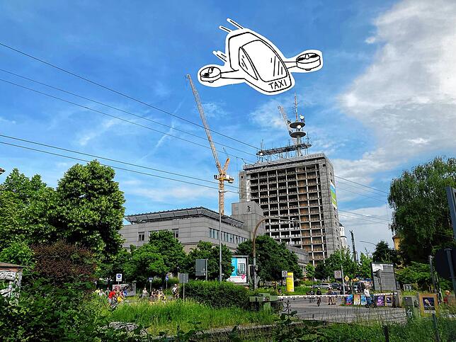 Der Telekom-Turm in Konstanz. Darüber schwebt ein fiktionales Flugtaxi.