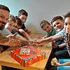 Wer ist der Schnellste? Timo, Erman, Leo, Valentin, Armin und Evelina (von links) spielen mit Erzieher Sascha Zoch im Kinderhaus am ...