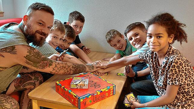 Wer ist der Schnellste? Timo, Erman, Leo, Valentin, Armin und Evelina (von links) spielen mit Erzieher Sascha Zoch im Kinderhaus am ...
