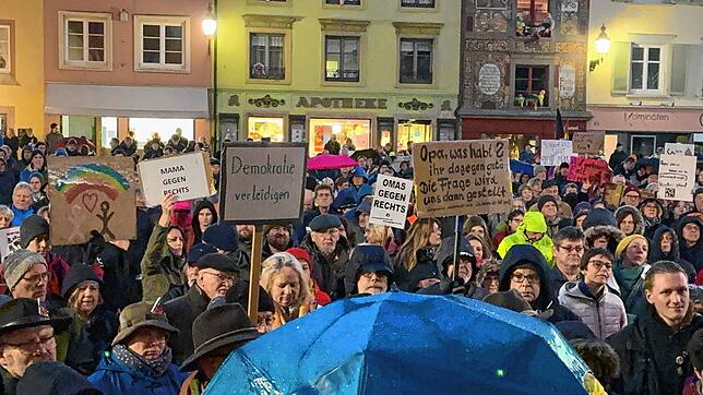 Bild 14: Mehr als 700 Menschen demonstrieren für mehr Menschlichkeit und Toleranz