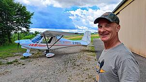Hubert Karl kurz vor seinem 392. Flug. Er dokumentiert seine Starts und Landungen in einem Logbuch. Im Hintergrund ist das ...