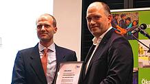 Maximilian Wagner (links) erhält aus den Händen von Martin Seipp den Existenzgründerpreis 2024.