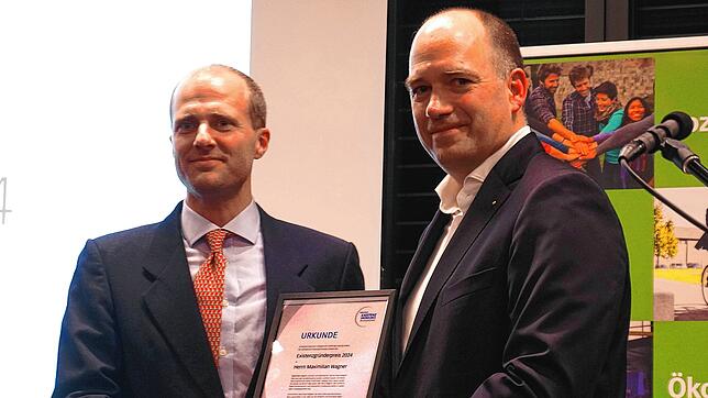 Maximilian Wagner (links) erhält aus den Händen von Martin Seipp den Existenzgründerpreis 2024.