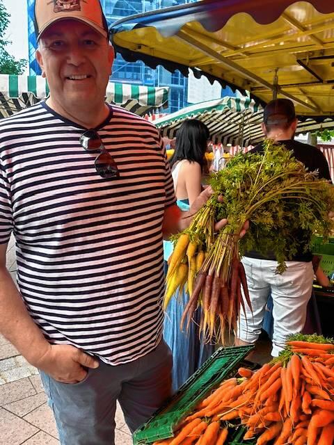 Direkt auf dem Markt frische Lebensmitteln einzukaufen und mit der eigenen Gewürzwelt zu verfeinern, ist bei Werner Zeller ganz ...