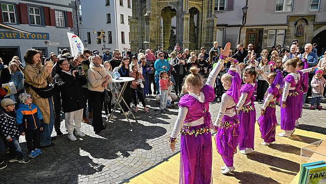 Viele Tanzvorführungen gibt es wie beispielsweise am Ölberg durch die Tanzschule No. 10.