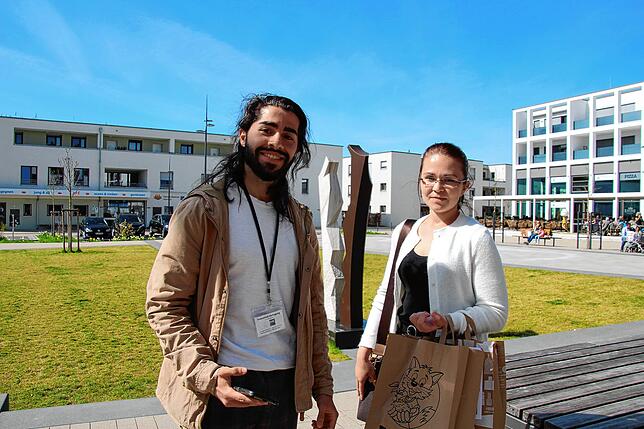 Salman al Agha interviet Sabina Kopp aus Wutöschingen, warum und wie sie nach Lauchringen kommt.