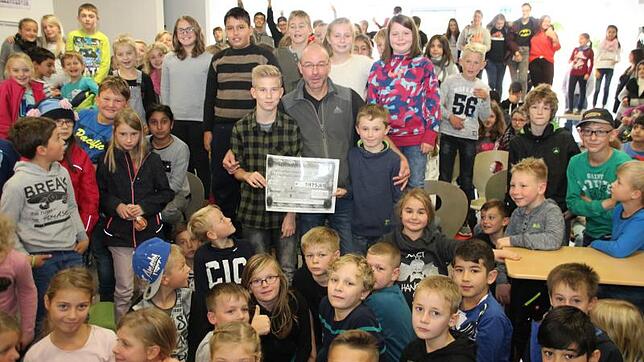 Die lauffreudigen Schüler Ben Truhöl (Mitte, Karohemd) und Leon Stach (Mitte, rechts) der Sophie-Scholl-Schule übergaben im Rahmen des ...