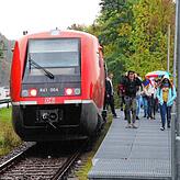 Schüler steigen aus der Wutachtalbahn aus.