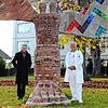 Der Vorsitzende des Krankenhaus-Fördervereins, Johannes Kögel (links), und Chefarzt Sebastian Jung beim Schutzengel des Künstlers Klaus ...