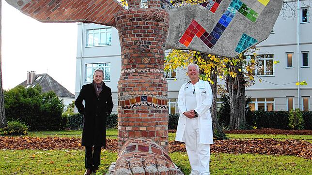 Der Vorsitzende des Krankenhaus-Fördervereins, Johannes Kögel (links), und Chefarzt Sebastian Jung beim Schutzengel des Künstlers Klaus ...
