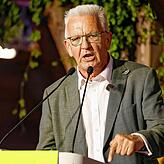 Mischte sich in die Diskussion um Hausaufgaben ein: Winfried Kretschmann, früherer Lehrer und heutiger Ministerpräsident von ...