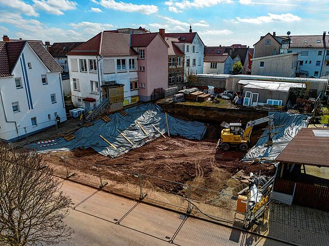 So sah die Baustelle Anfang März aus. Die Randbereiche wurden mit neuem Erdreich aufgefüllt und mit Planen gesichert.
