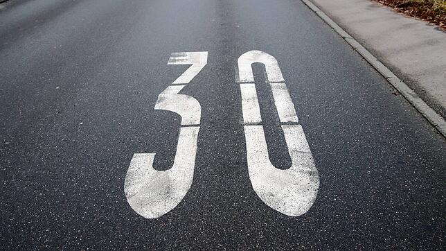 Tempo 30 in vielen Hauptstraßen und Ortsdurchfahrten? Laut den Empfehlungen im Zwischenbericht zum neuen Lärmaktionsplan könnte das ...