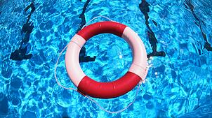 Das Kind war laut Polizei unbeaufsichtigt im Wasser. (Symbolbild)
