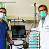 Martin Abberger (links) und Martin Eble in einem Patientenzimmer der neu eingerichteten Covid-19-Station im Klinikum Friedrichshafen.
