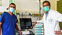 Martin Abberger (links) und Martin Eble in einem Patientenzimmer der neu eingerichteten Covid-19-Station im Klinikum Friedrichshafen.