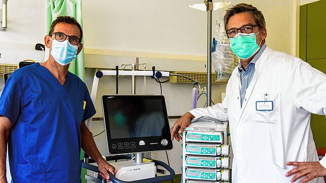 Martin Abberger (links) und Martin Eble in einem Patientenzimmer der neu eingerichteten Covid-19-Station im Klinikum Friedrichshafen.
