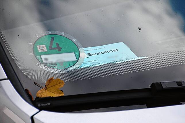 In einem Auto in der Ratoldusstraße liegt eine Bewohnerparkkarte