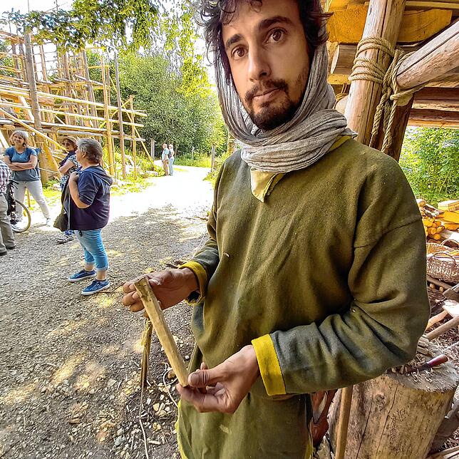 Zimmerer Julian Magarinos stellt Holznägel her, mit denen Dachbalken fixiert werden.