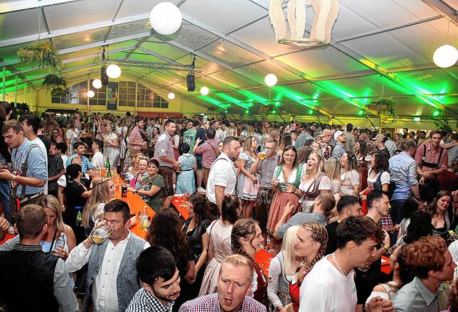 Bild 15: Partyabend auf der Bohlinger Sichelhenke mit dem Hofbräu-Regiment