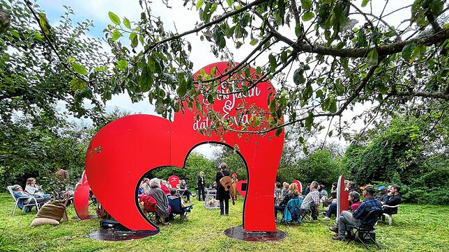 Ein Szenenbild aus dem Stück „Don Juan datet Eva“, das vom Regionentheater demnächst am Salinensee in Bad Dürrheim aufgeführt wird. ...
