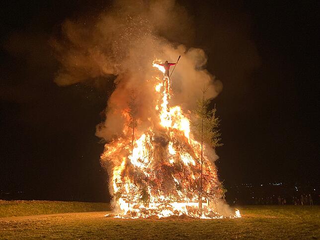Bild 16: Weihnachtsbaum-Weitwurf in Neufrach: Die besten Bilder vom Funken-Fest!