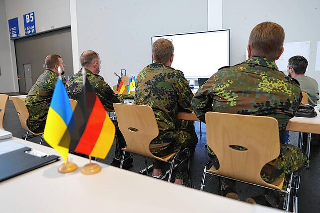 Ukrainische Soldaten werden in Baden-Württemberg an der mobilen Rettungsstation von RMS ausgebildet.